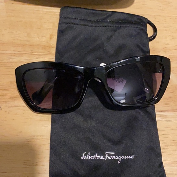 NWT Salvatore ferragamo classic sunglasses - Picture 2 of 5